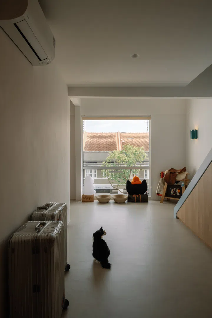 Originally envisioned as a single pane, the oversized picture window was ultimately fabricated in two sections so it could be carried up the walk-up staircase.