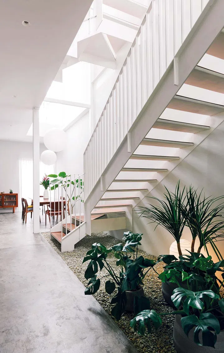 A lightweight, prefabricated staircase minimises in- situ works to achieve greater cost-savings.