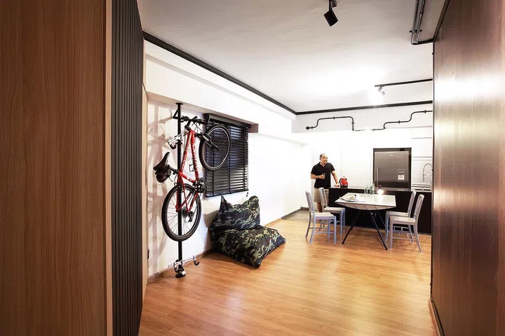 The walls of the kitchen and bedroom behind the living room were torn down to create a sense of spaciousness. Interior design by Space Sense.