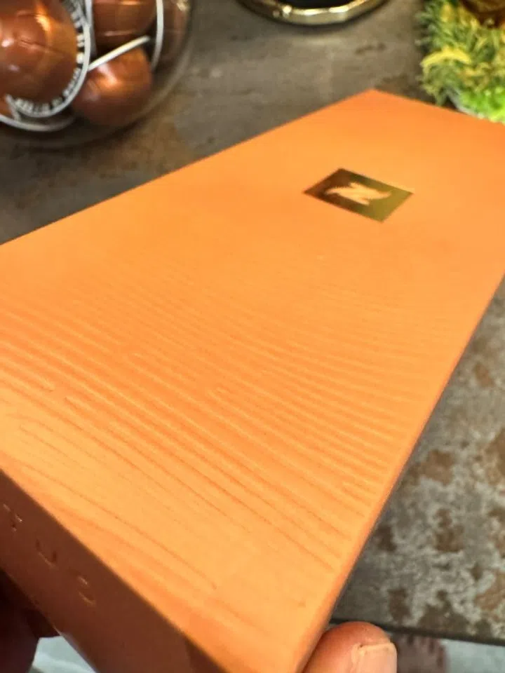 An interesting detail on the Nº20's box - What looks like embossed woodgrain texture on the box is actually the depiction of the thumb prints belonging to the coffee farmers. It's a rather nice and subtle way of recognising the efforts of the coffee growers. 