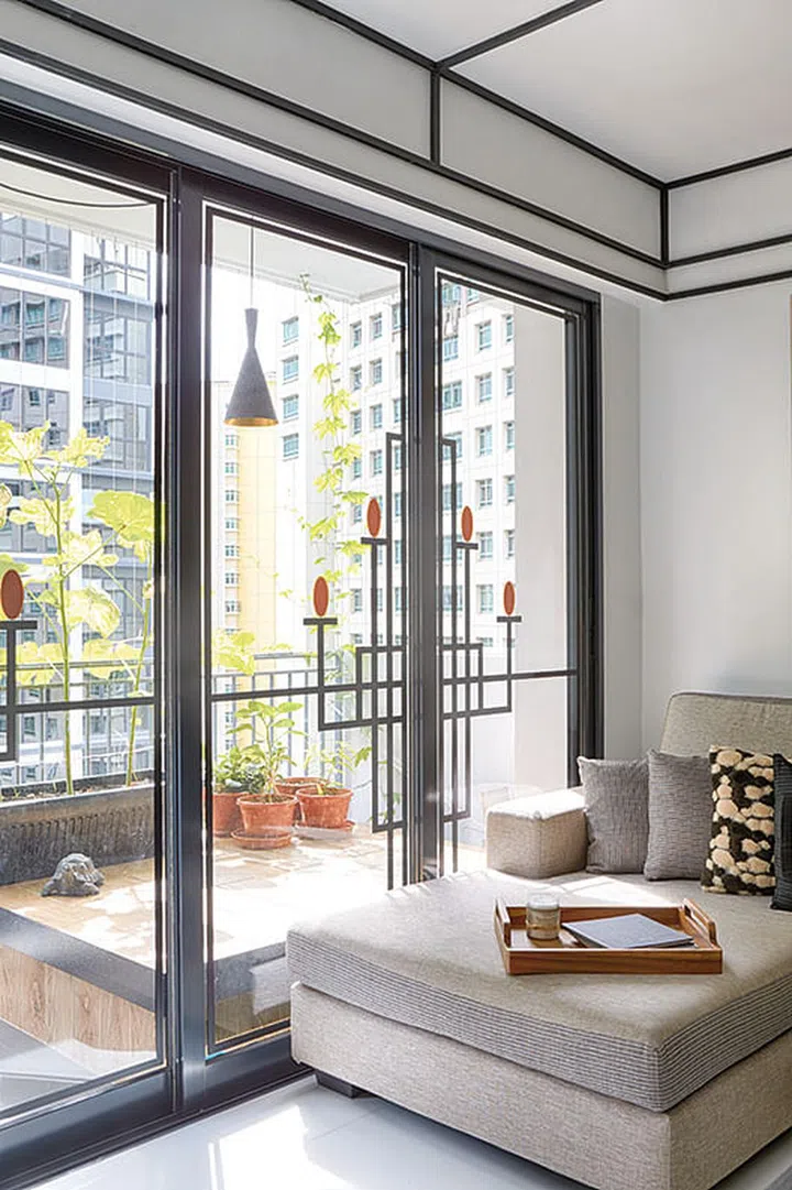 Graphic stickers on the balcony doors play up the linear aspect of the interiors in this 4-bedroom Executive Condominium (EC).