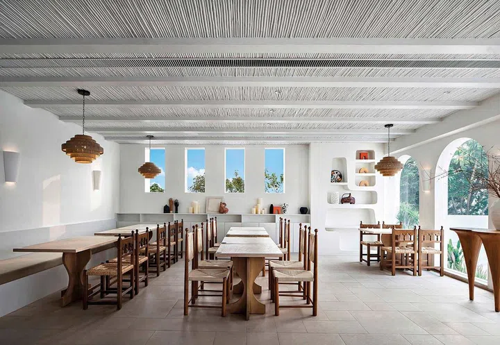 In- and Outdoor
spaces blend
harmoniously
within the
homestay.