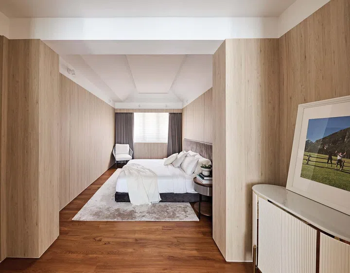 The combination
of pitched and
flat profiles
for the master
bedroom ceiling
provides the
opportunity for
an interesting
play of light and
shadow.