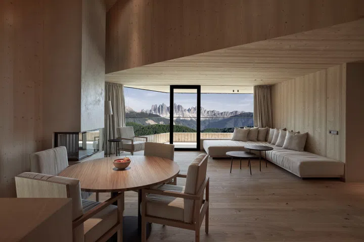 The 2-storey, 200m² FORESTIS Penthouse features a private rooftop pool and open-air sauna situated on the top floor of the tower, offering completely unobstructed 360-degree views of the UNESCO-listed Dolomites.