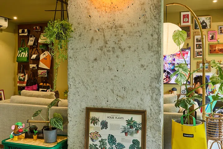 Homeowner Norrisam collects old school collectibles, and love eclectic and mid-century pieces.