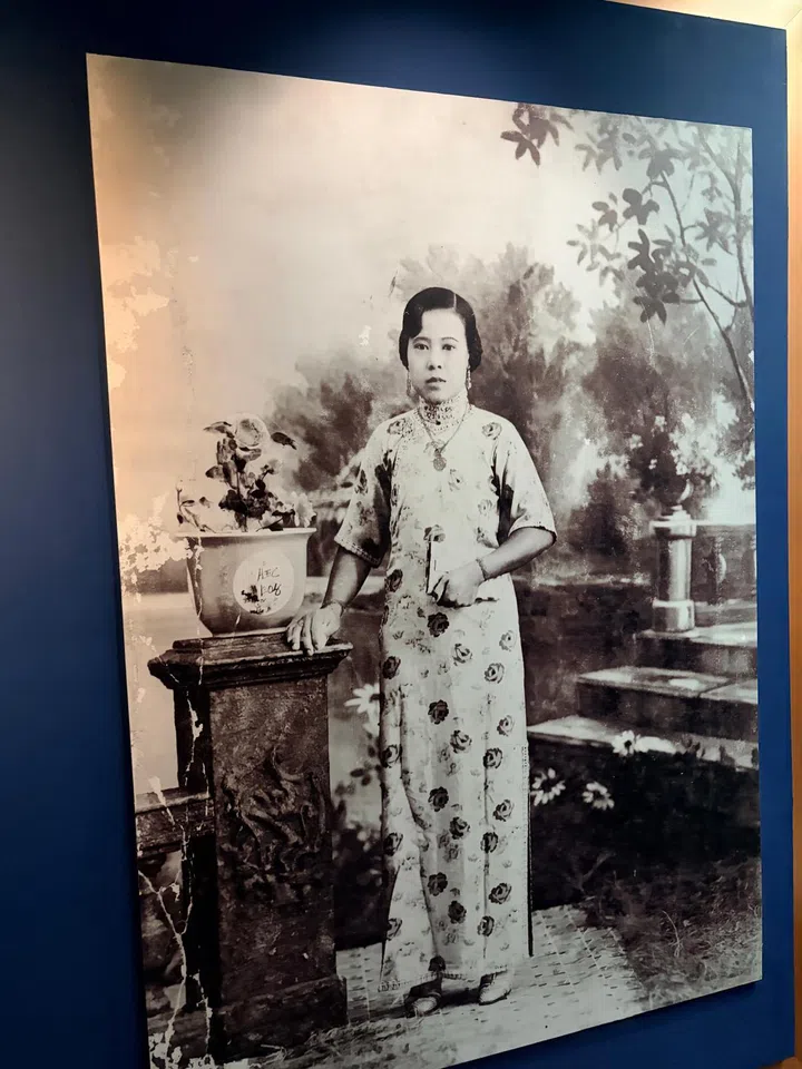 The three kamchengs displayed in the foregrounf belonged to Tan Quee Kee (1913–1992), who received them from her mother. The family used them for ancestral worship and to store condiments in the kitchen.