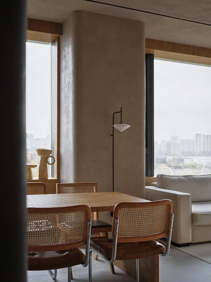 Rattan, wood and leather chairs with steel arms match the home’s amalgamation of natural tones and textures, and feel very Japanese-like. 