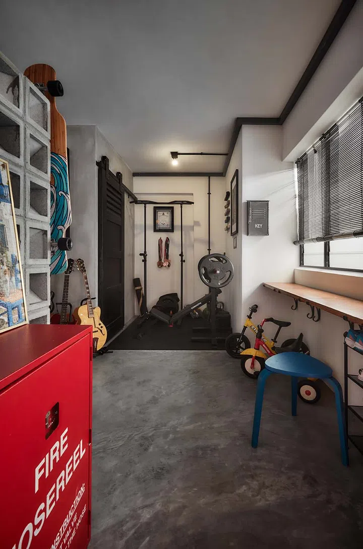 Walking past the ventilation block wall, the gym is in front, and on the other side of the rugged feature wall is a cosy workspace. 