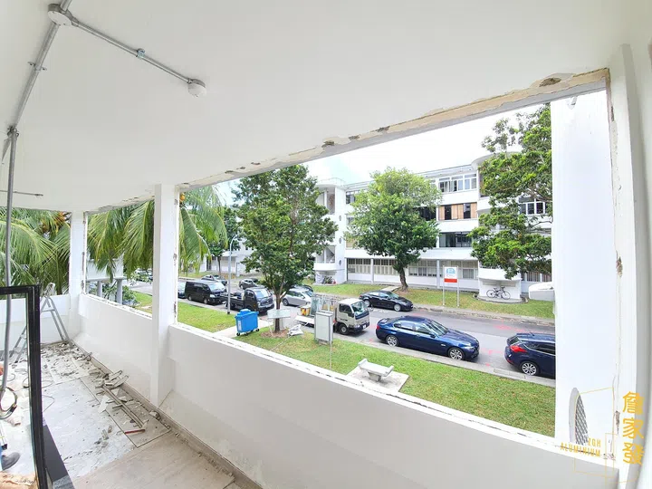 From dusty demolition to a clean installation, full window replacement is best timed with renovation—especially when wear extends beyond isolated repairs.