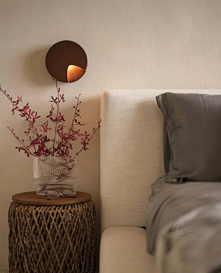 Timber light
fixtures inject a
sense of warmth
and cosiness
into the master
bedroom.