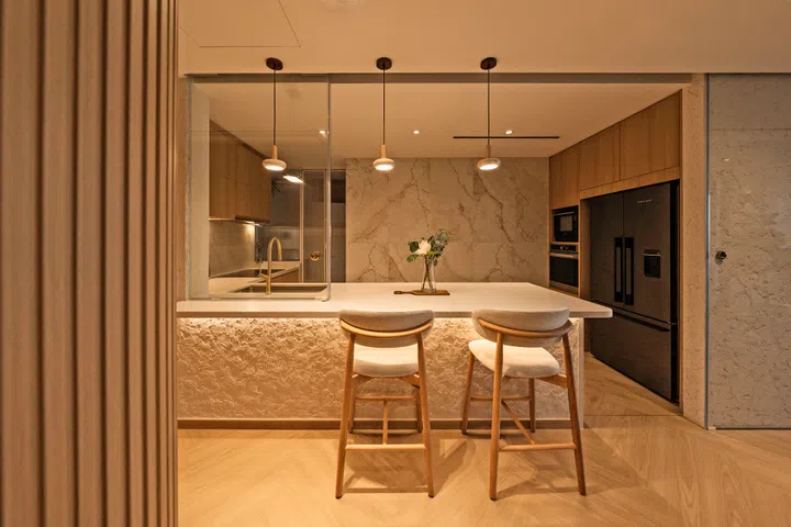 There’s complete separation in this home between the wet and dry kitchens, each on its own level. Entering the foyer on level 1, the entrance then leads to the wet kitchen.