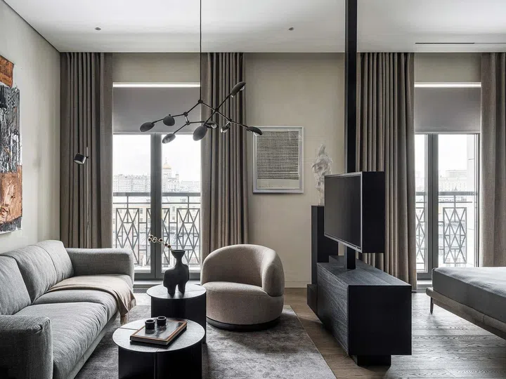 Along the central axis of the apartment is a painting by Lisa Bobkova titled “More, More, More, More”. Next to this is a sculpture by Lev Efimov.