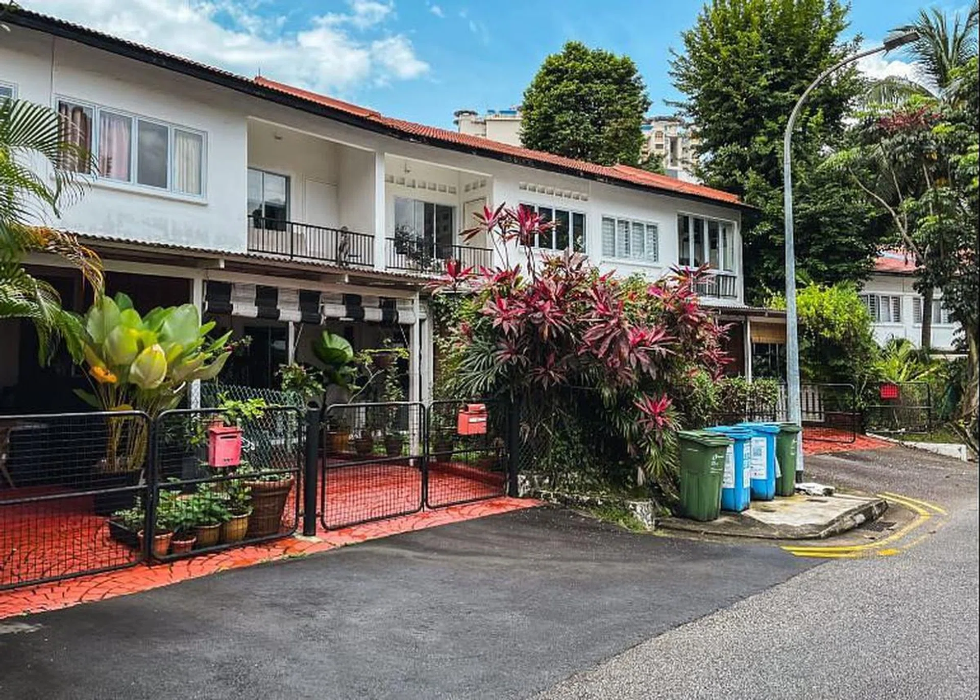 Chip Bee Gardens: Over 300 rental terraced houses by SLA!