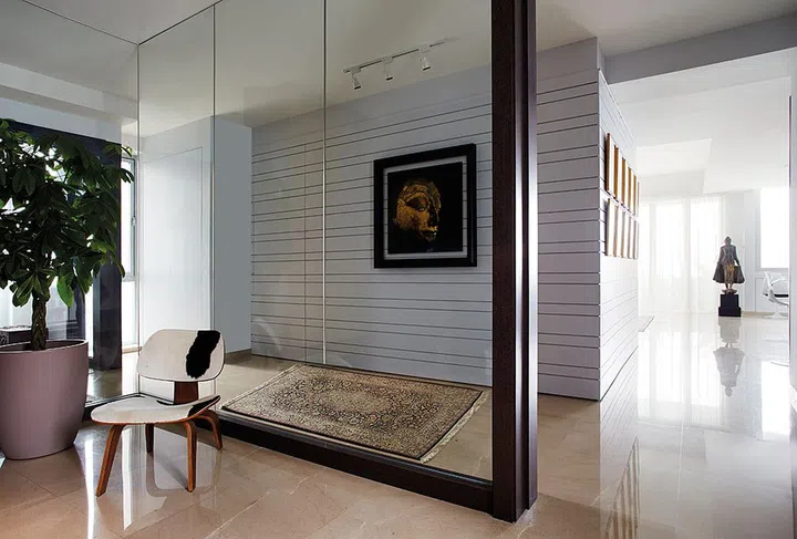 As the only unit on its floor, this apartment enjoys privacy even though a glass wall is all that separates the home from the lift lobby.