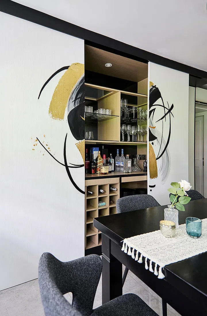 Homeowner Gayatri engaged a local muralist to add an abstract piece over the otherwise barren white sliding doors.