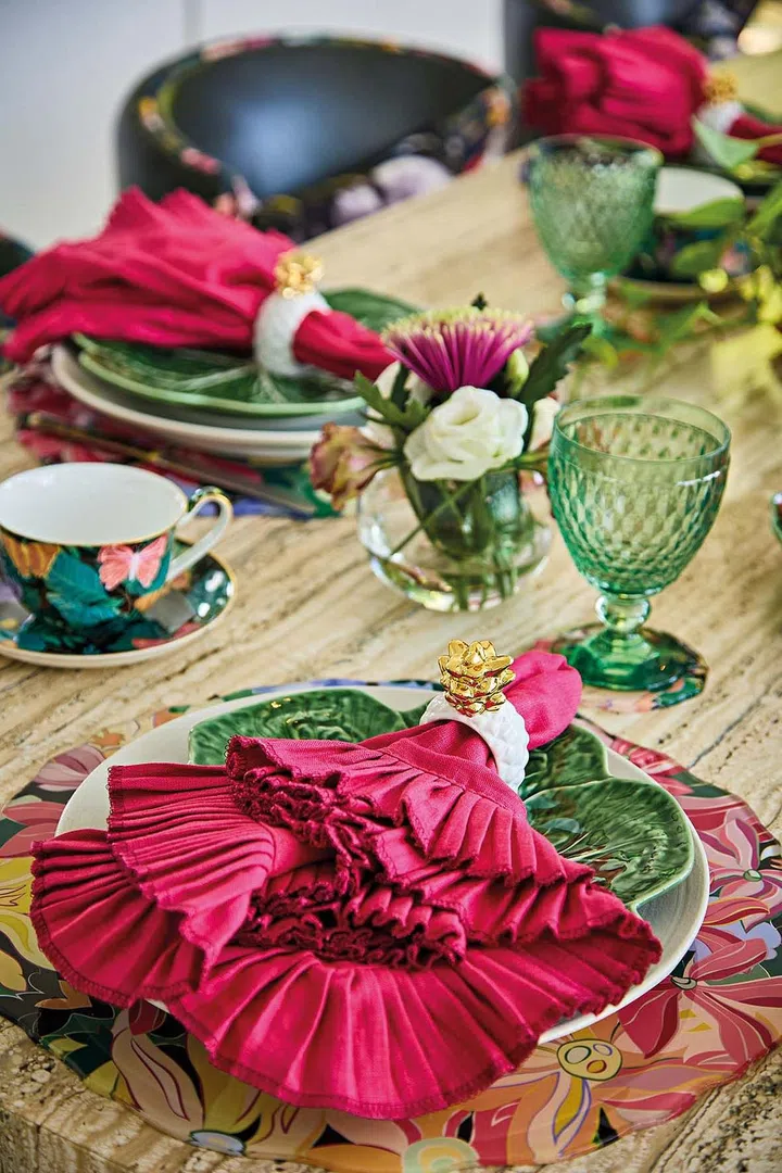 The napkins
are from my
new tabletop
collection.
I kept them
plain to allow
the placemats
to take
centrestage,
with the
wide frill trim
adding an
element of fun
and texture
to the entire
setting. They
resemble real
flowers too.