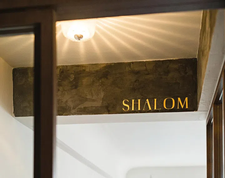 The choice
of lighting
also helps to
transform the
home into a cosy
cabin.