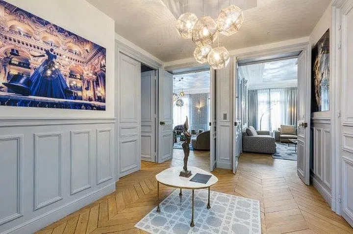 In the entrance foyer, Tom Dixon Etch pendant lamps project interesting diffused shadows, while the Bisazza Vienna mosaic "carpet" inlaid into the original parquet flooring is a Marrakech-inspired design element.