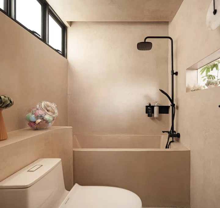 Cove lighting
above the
bathtub in the
master bathroom
avoids having
direct light
shining onto the
homeowners
when they are
taking a bath.