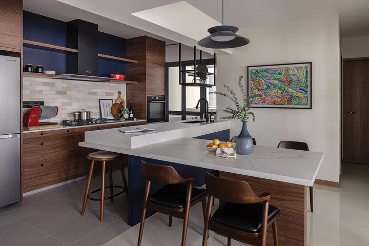 Dark blue is an accent colour that gives the kitchen an elegant and calm ambience.