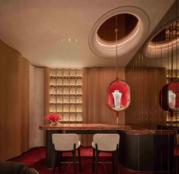 Housing Qeelin’s debut fragrance collection, “Along the Silk Road”, this intimate Perfume Bar features a wall of rounded vertical columns continuing the bamboo motif, framed by a circular ceiling aperture and tinted bronze mirrors.