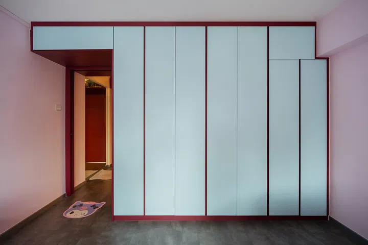Pale blue wardrobes distinguish the children’s room while mirroring the master bedroom’s carpentry.
