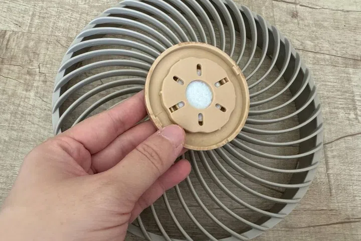 Aroma tray with aroma pad in Mistral Greenleaf fan.