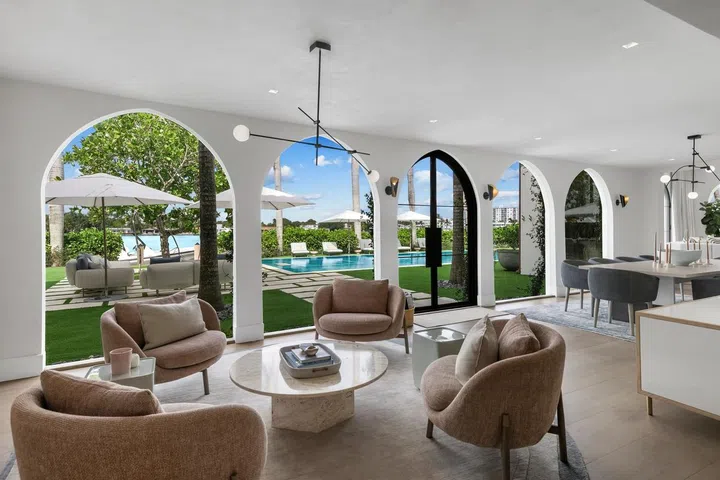 Attached windows let in lots of natural light and the Miami sea breeze.