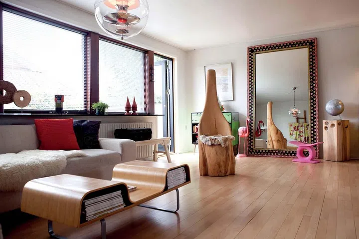 Here, the antique Japanese kimono displayed on the wall (as seen in the mirror) with its orange, lime and hints of purple forms the focal point, and is complemented by the green and yellow tones of the cabinets and flooring for a more coordinated look.