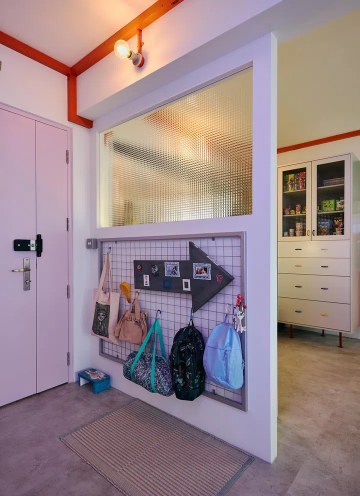 Simple yet interesting geometric furniture in light colours decorate the house.