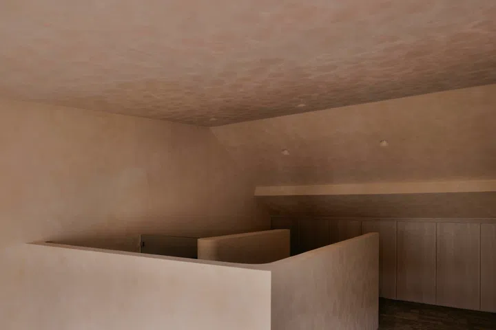 The top of the staircase. Walls and ceiling are all painted in the same limewash.