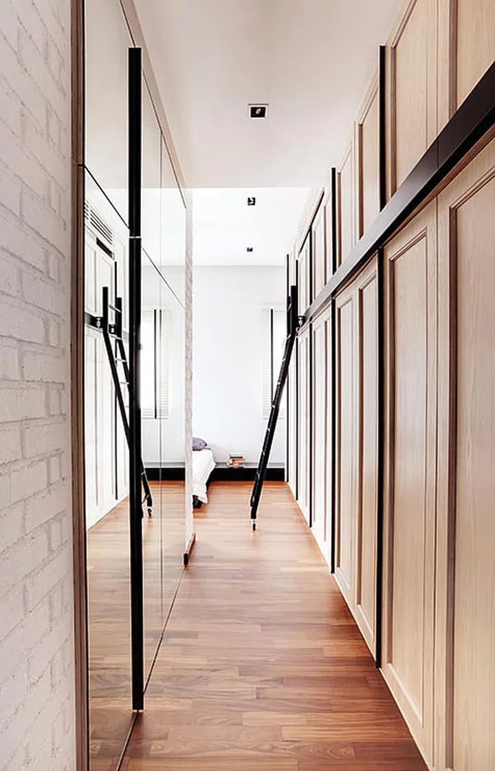 The interior designer extended the master bedroom into the corridor, providing the owners with space for a larger wardrobe.