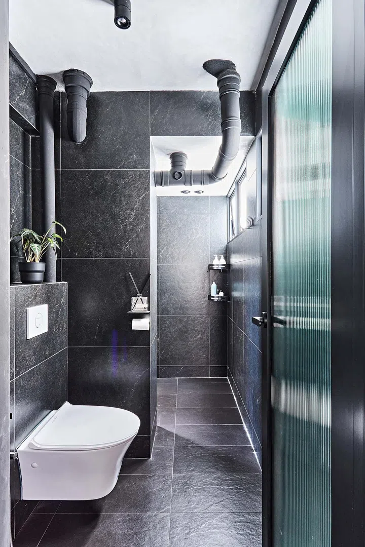 The original common bathroom and master bathroom were hacked and merged into one giant bathroom in a 3-room HDB flat in Ang Mo Kio.