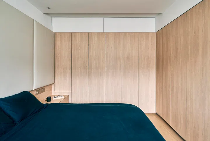 Wooden floors and cabinets lend a cosiness to the master bedroom. 