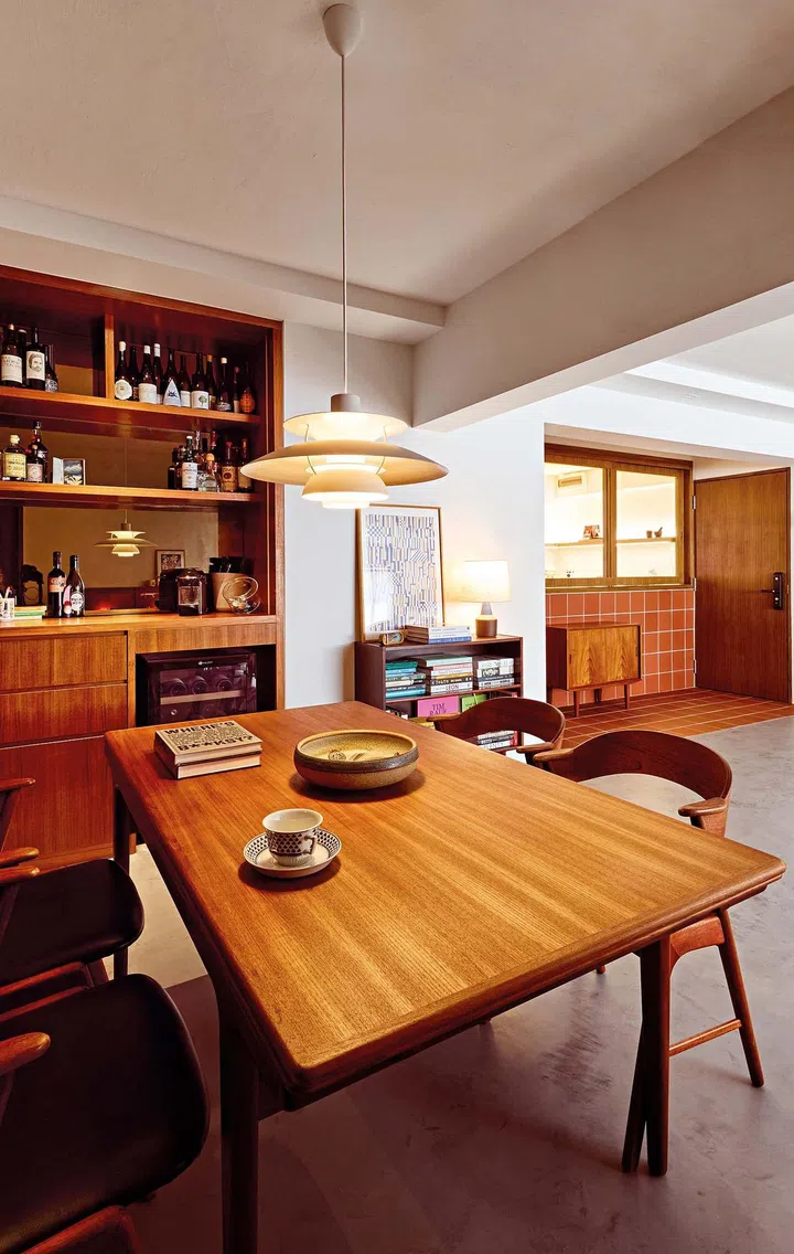 A bar is built flush against the wall, standing out without overpowering the space.