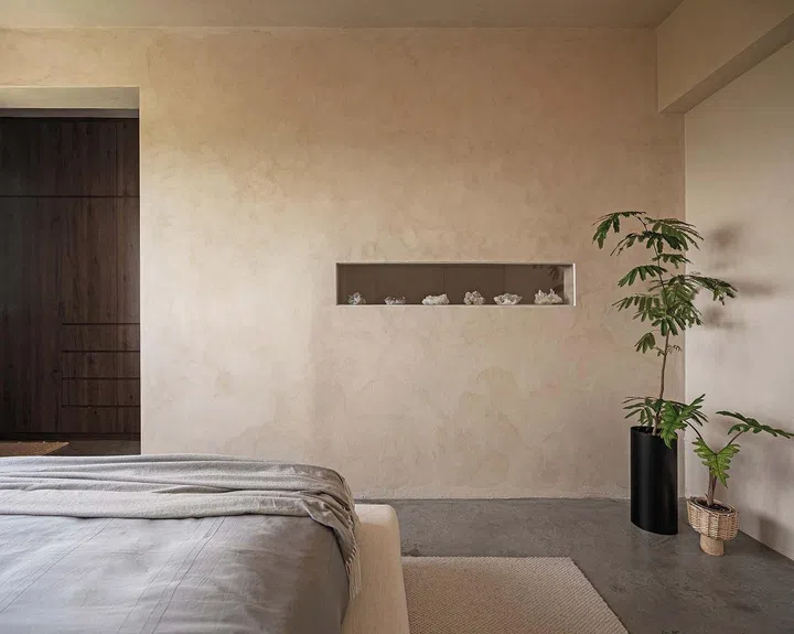 The plant lovers
incorporated
greenery into
their home,
which helps
to liven up the
spaces.