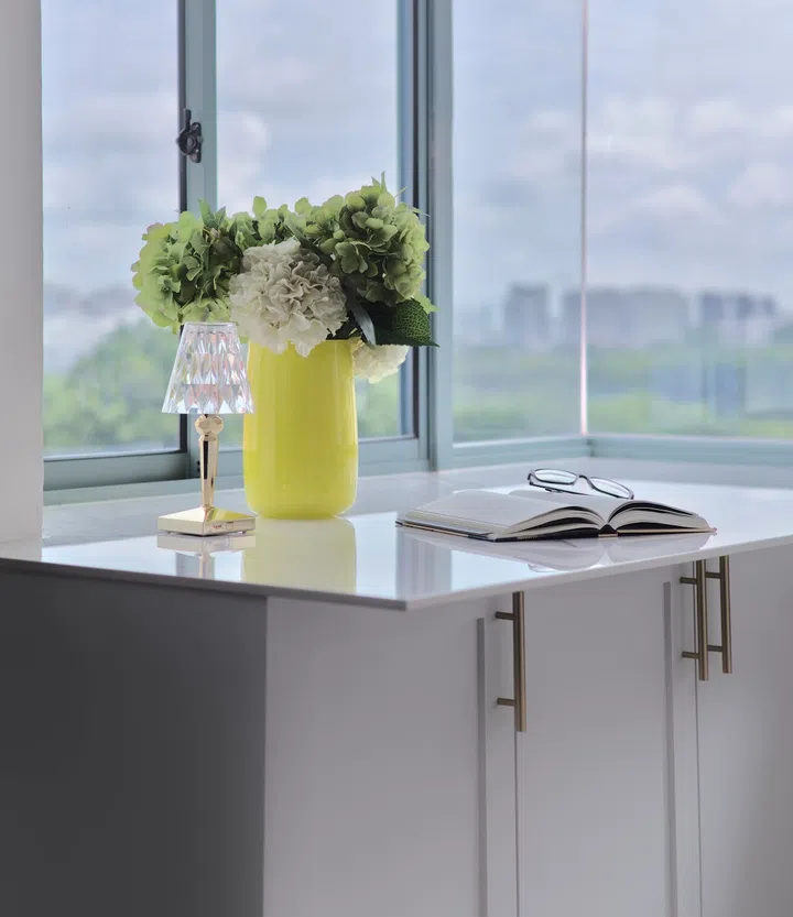 Home and Decor enjoyed a tour with homeowner, Amelia, who worked closely with her interior designer, Dominic of Homely Matters, to recreate a classic Hamptons-inspired home overlooking the Geylang River in the exclusive Tanjong Rhu area. 