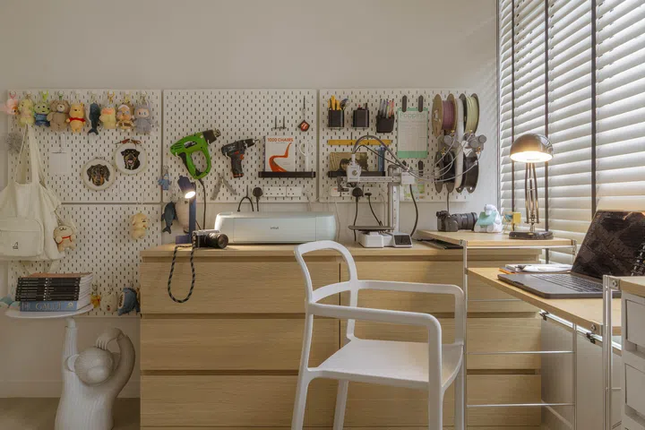 Decorating the studio, doubling as John’s WFH room, is an IKEA wooden chest drawer from the MALM series. His first addition to the house was, in fact, the monkey side table. This item, along with the plush swivel, was sourced from Taobao.