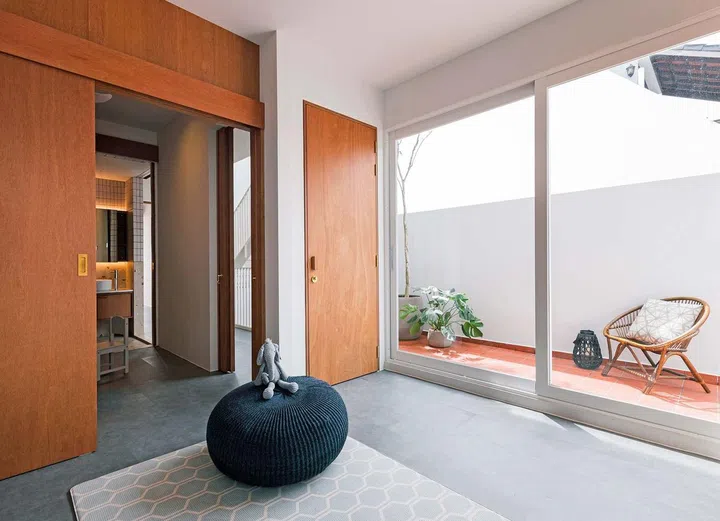 The children’s
bedroom opens
to a side terrace
that is also
an extended
outdoor
play area.