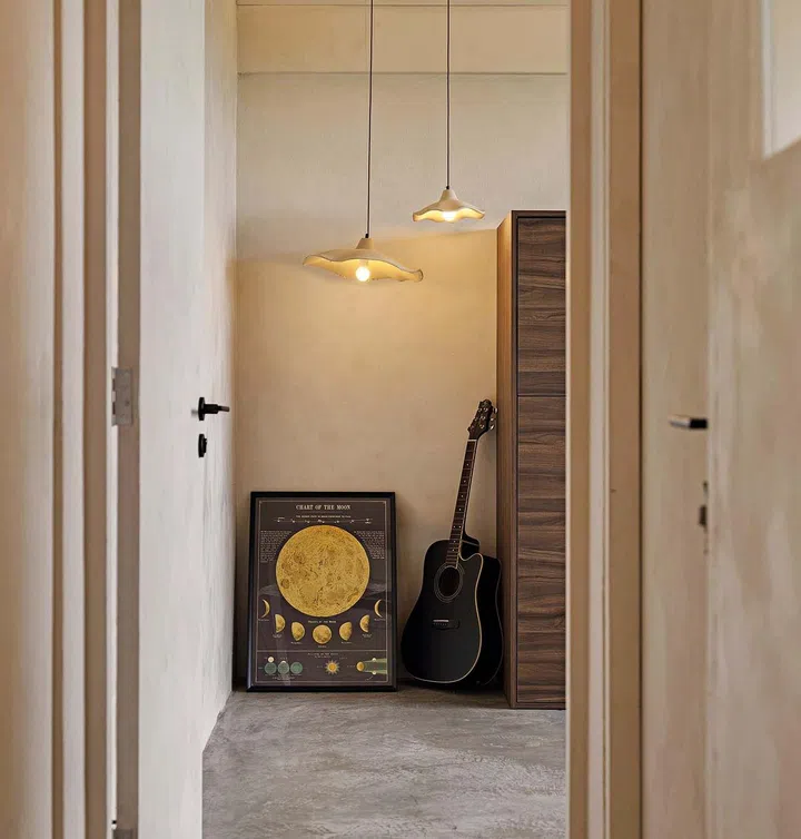 As most of
the flooring
comprises matte,
medium-grey
tiles, the rest of
the elements
such as lighting
and furniture
were selected
to balance and
soften the cold
and harsh effect.