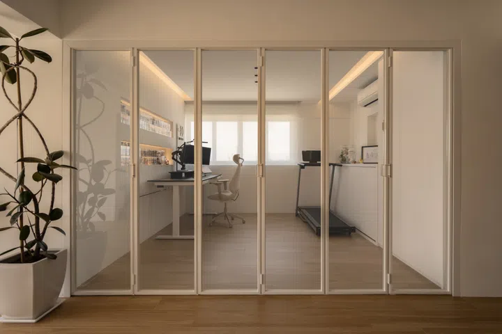 The study with retractable doors. Images by LARC. 