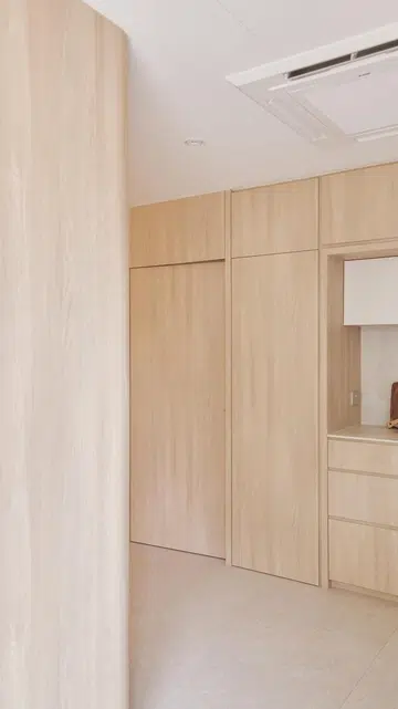 When closed, the pantry door disappears into the surrounding joinery, continuing the home’s understated, seamless aesthetic.