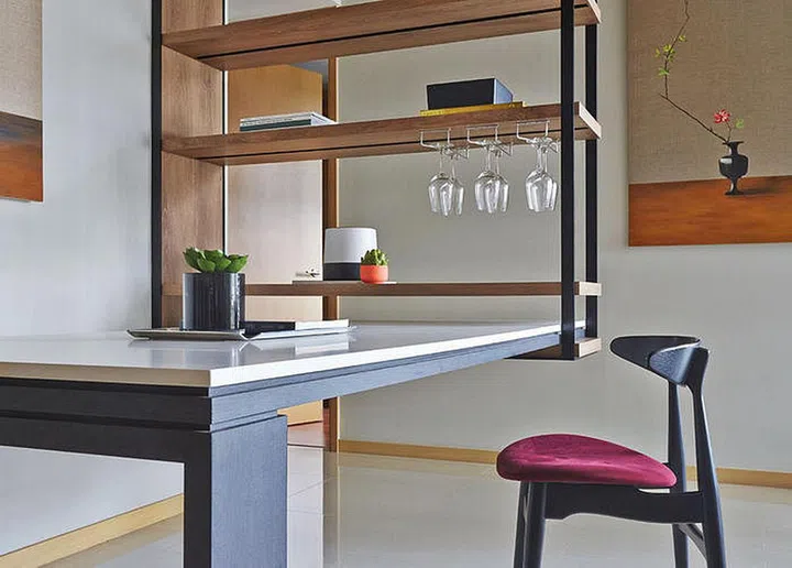 The multi-level bar is designed as part of the
dining table. This way, precious space is saved without the need for a separate bar counter.