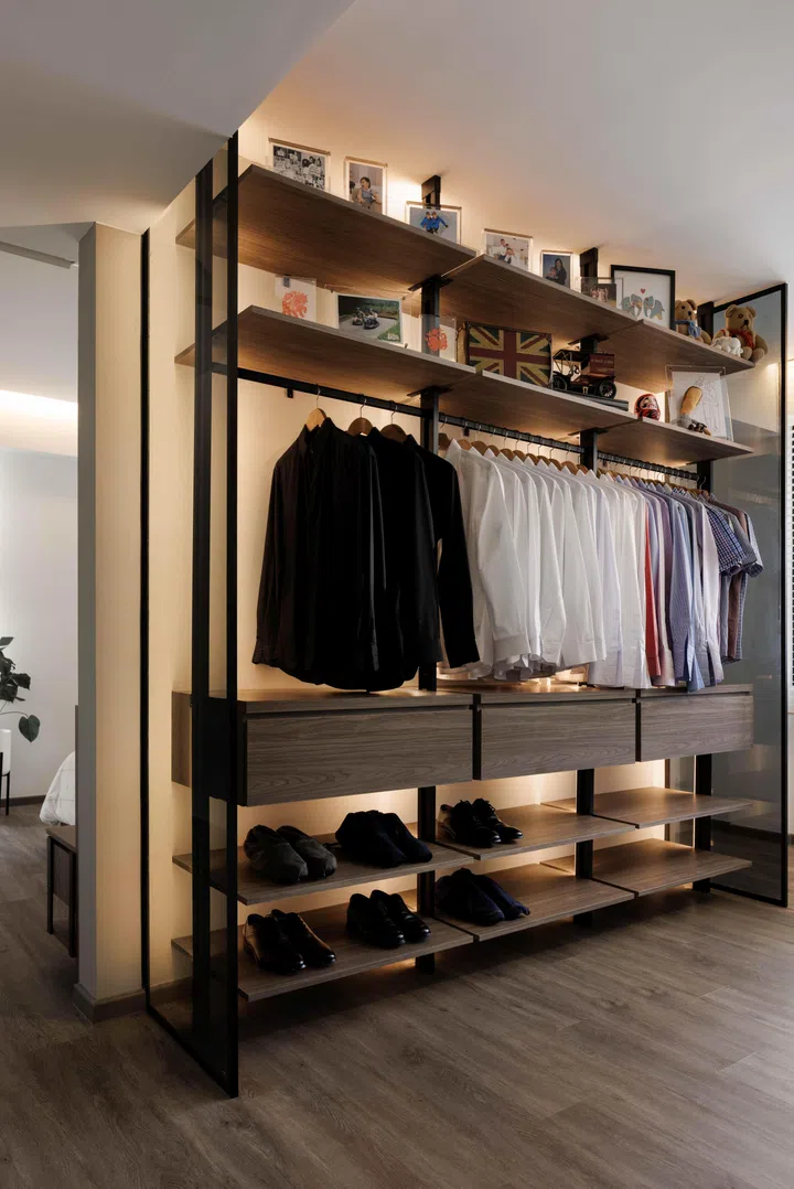 A pole system wardrobe by OPSH was customised according to the homeowner’s preferences.