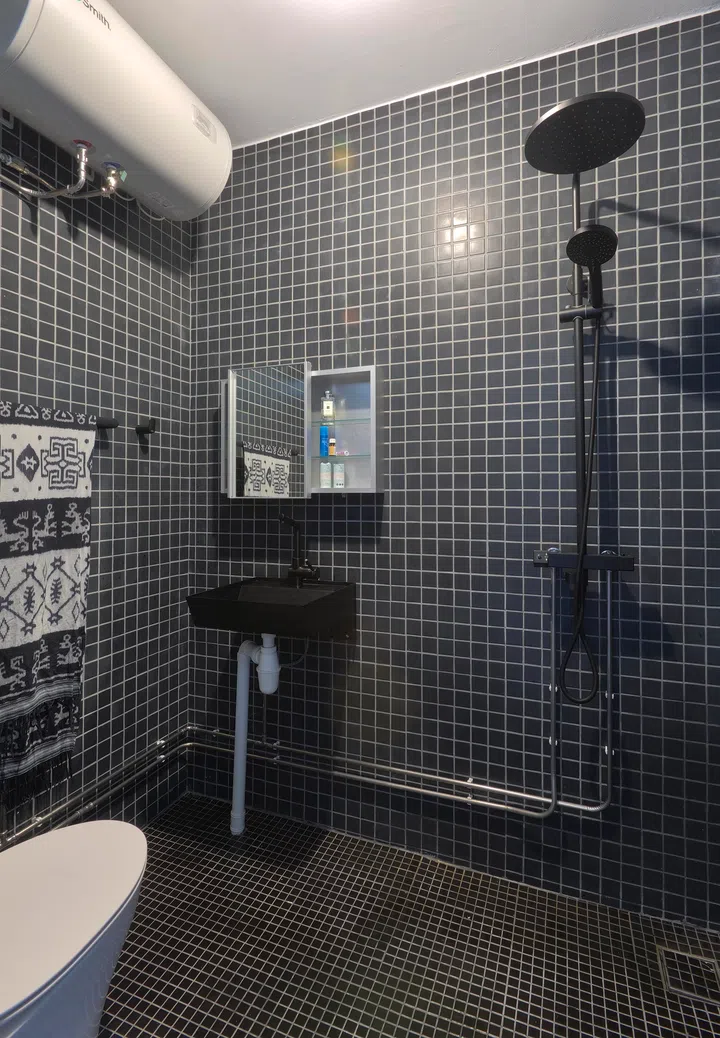 The boys’ bathroom feels super masculine thanks to the choice of a darker colour palette. 
