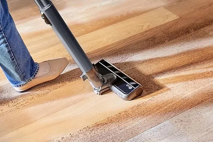 LG All-in-One Tower CordZero A9 Kompressor Vacuum designed for hard floor