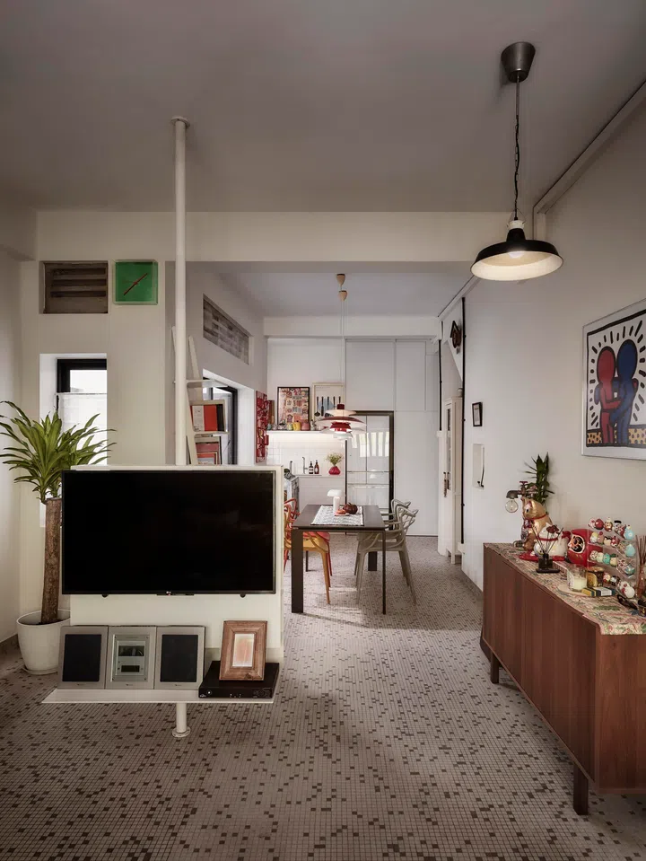 A Desalto Sail TV system divides the living and dining areas, while long-collected objects, including Daruma dolls, add a personal layer shaped by time and trave..