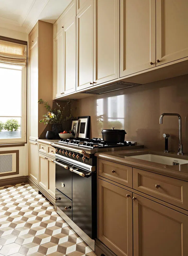 The neutral tone in the kitchen gives it a casual yet classical look.