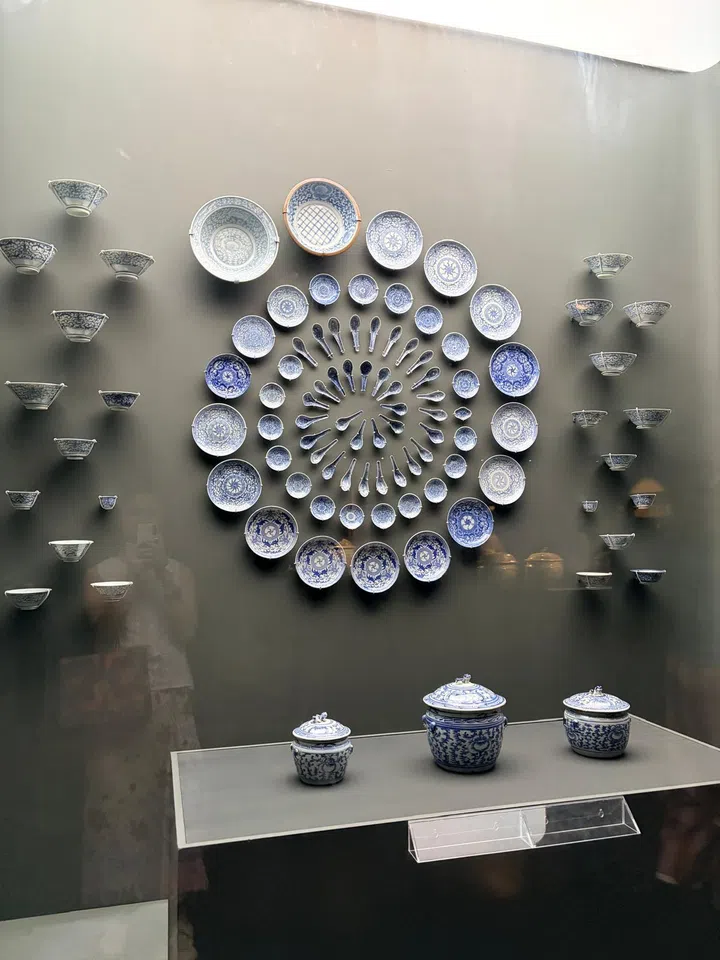 In Baba Malay, Chinese blue-and-white porcelain featuring continuous scrolling floral patterns was referred to as pinggan mangkok batek (literally “batik ware” or “batik plates and bowls”). Peranakans adopted this colloquial name because the flowing, organic vines and floral decorations appeared strikingly similar to the sinuous patterns found on regional batik fabrics