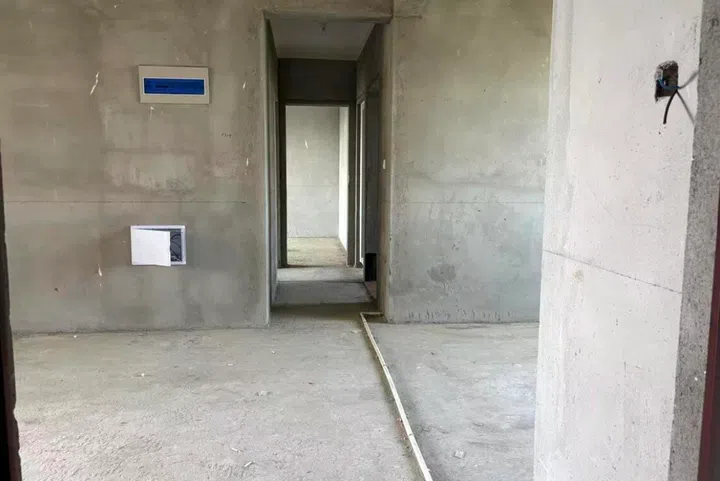 The empty apartment before Wang Conghui renovated it even though the developer failed to officially hand it over.